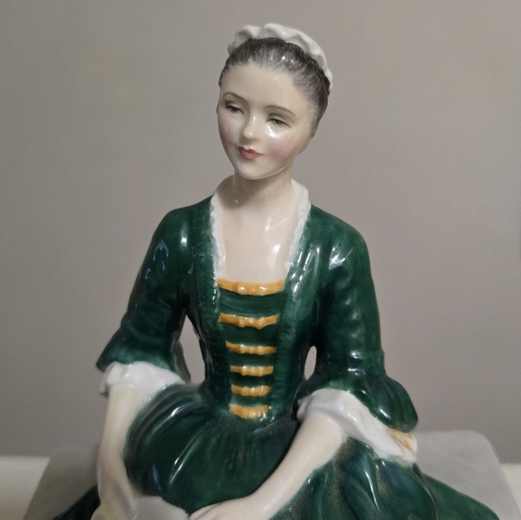 Vintage Royal Doulton Porcelain Figurine A Lady From Williamsburg HN 2228 - Picture 2 of 7